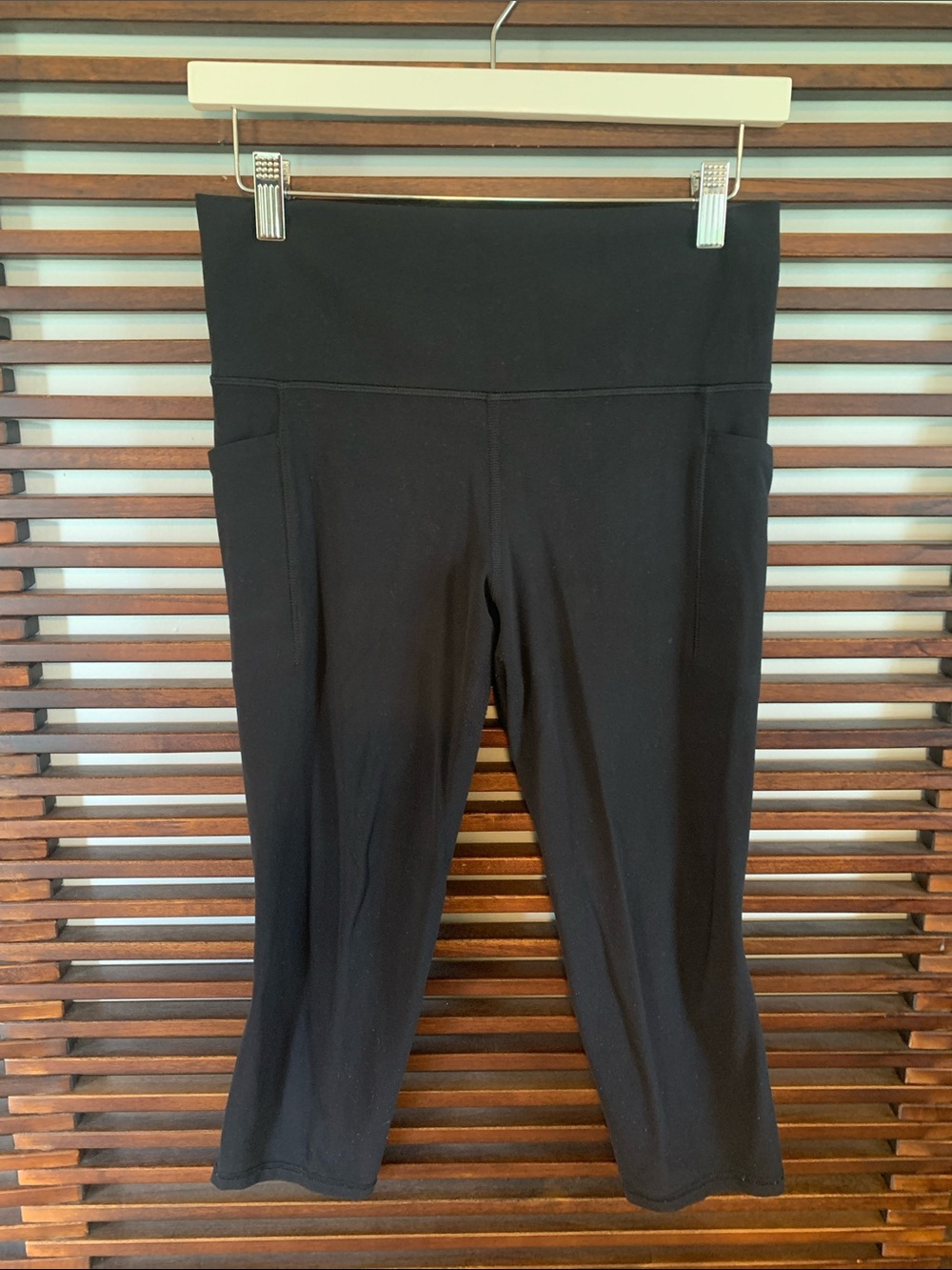 🎉NEW LISTING!🎉Athleta Black Women's Capri Legging